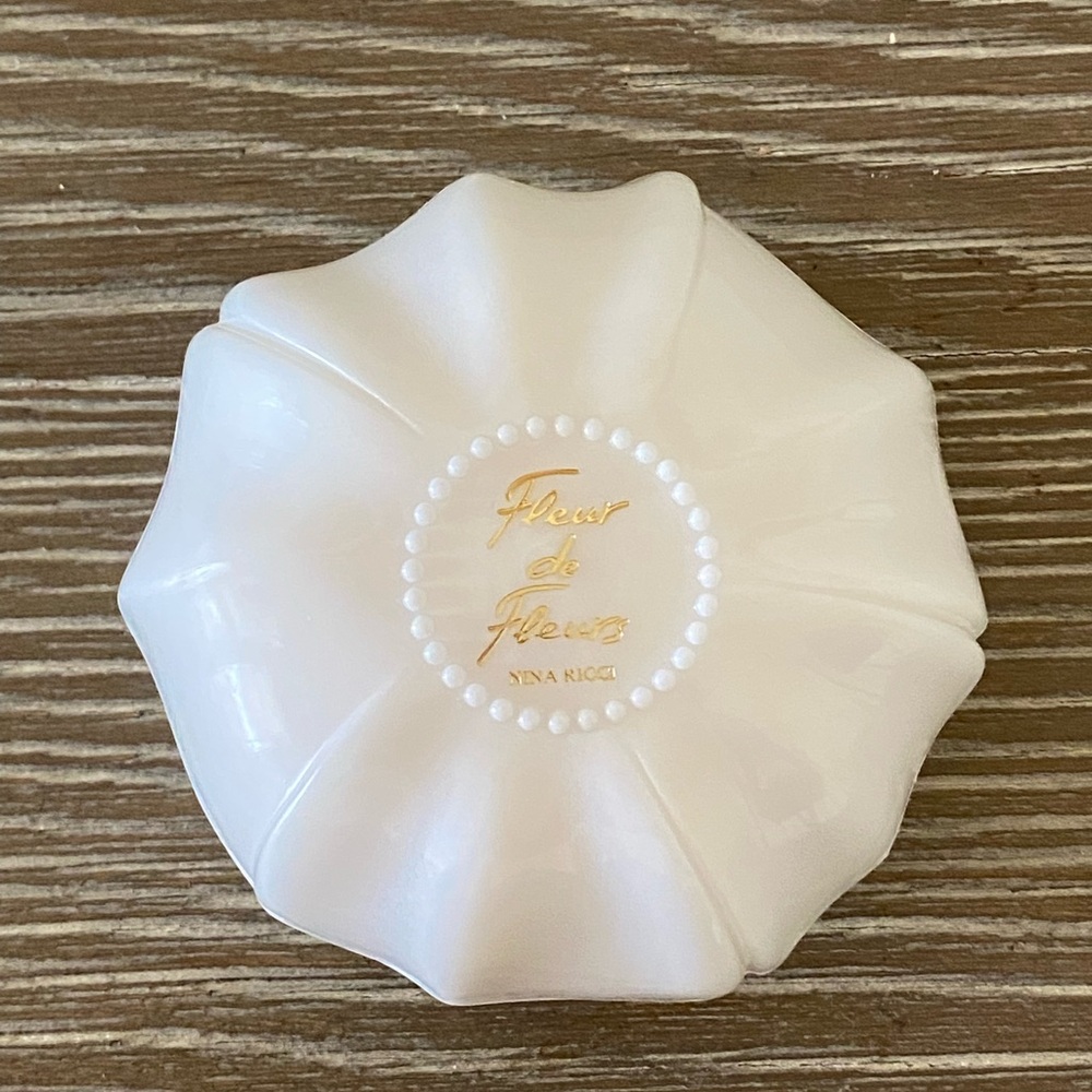 Nina Ricci Fleur De Fleurs Perfumed Soap 3.5 Oz NEW IN CASE OLD STOCK 3.5oz